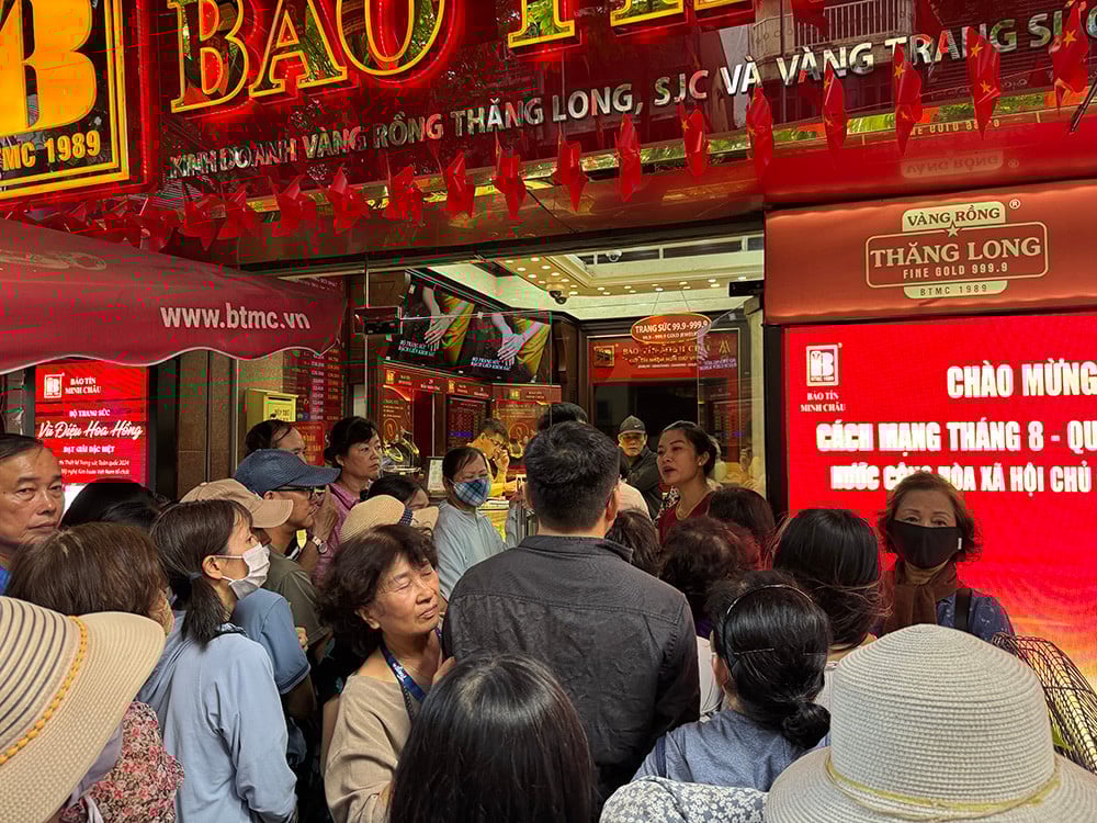 xep hang mua vang.jpg