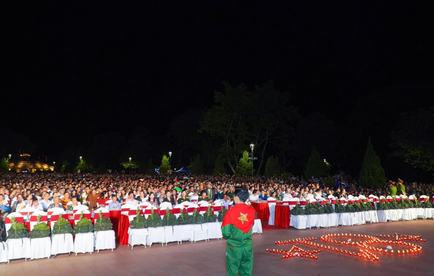 Buổi chiếu đặc biệt nhất của Mưa Đỏ: Hàng ghế trống, balo, hoa cúc trắng và khoảnh khắc cúi đầu trước lịch sử- Ảnh 6.