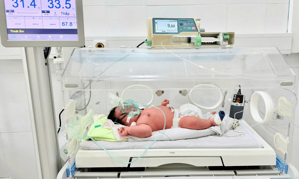 Bé trai sinh đúng ngày Quốc khánh 2/9, nặng hơn 6kg- Ảnh 1.