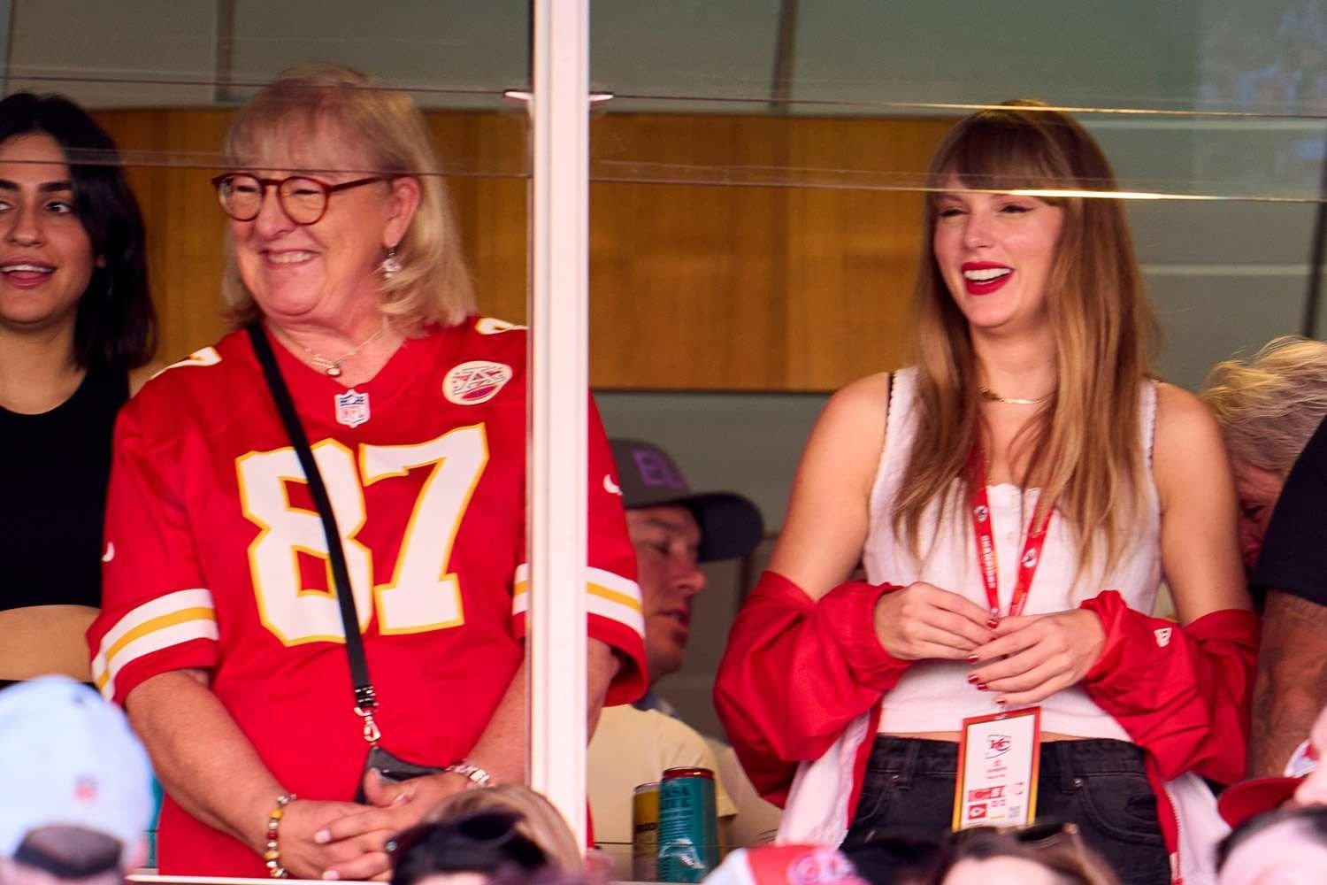 Mẹ chồng Taylor Swift hưởng ứng bình luận về con dâu khiến dân mạng