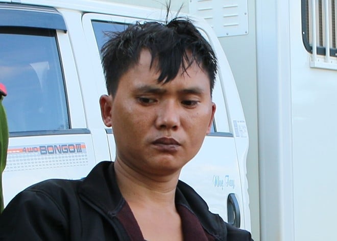 Hai đối tượng khai, chiều 6/11 chúng đi cùng nhau về hướng xã Tạ Bá. Khi đến quán tạp hoá ven đường đã dừng lại để uống nước. Tại đây, chúng phát hiện anh S đi một mình, trên người có đeo ba lô. Vốn biết anh S thường mang tiền lên 3 xã để phát lương hưu, Lòng và Xá nảy sinh ý định sát hại anh S để cướp tài sản. Chúng đi xe máy theo sau anh S tầm 3km, trên đường đi các đối tượng nhặt một thanh gỗ ven đường làm hung khí. Khi đến gần, Lòng dùng gậy đập thẳng vào đầu anh S. Chiếc gậy va vào mũ bảo hiểm của nạn nhân nên gẫy làm đôi. (Ảnh đối tượng chủ mưu Lý Cá Lòng, nguồn Công an nhân dân)