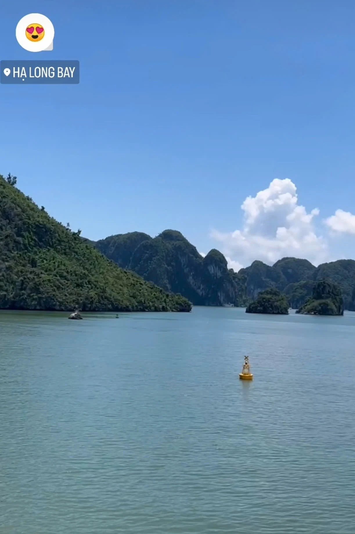 05-1757038174-doan-quan-nhan-nga-duoc-chu-y-khi-du-lich-vinh-ha-long.jpg