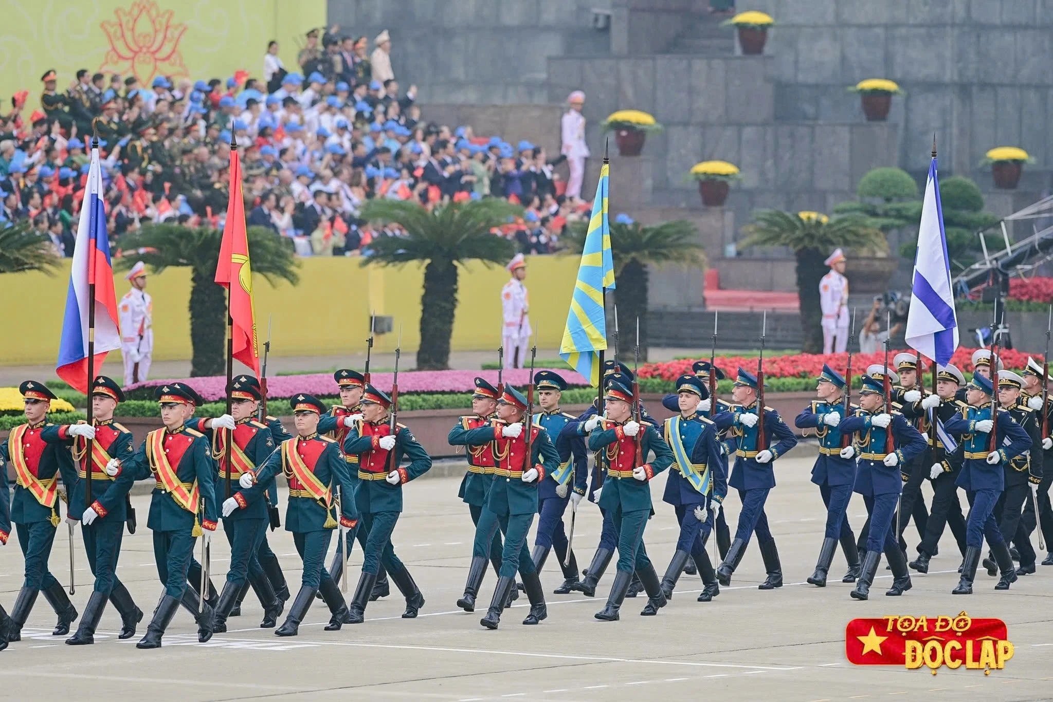 05-1757038183-doan-quan-nhan-nga-duoc-chu-y-khi-du-lich-vinh-ha-long.jpg