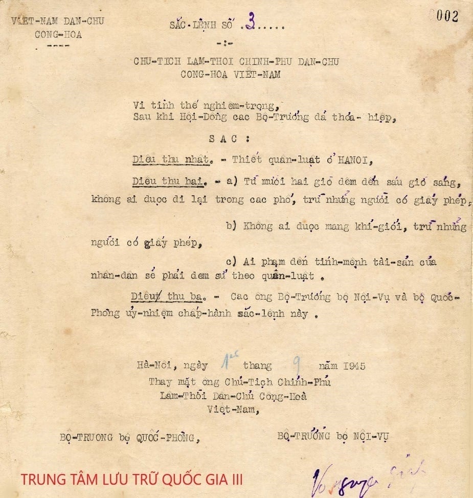 05-1757041069-bo-truong-duy-nhat-duoc-chu-tich-ho-chi-minh-trao-quyen-ky-sac-lenh.jpg