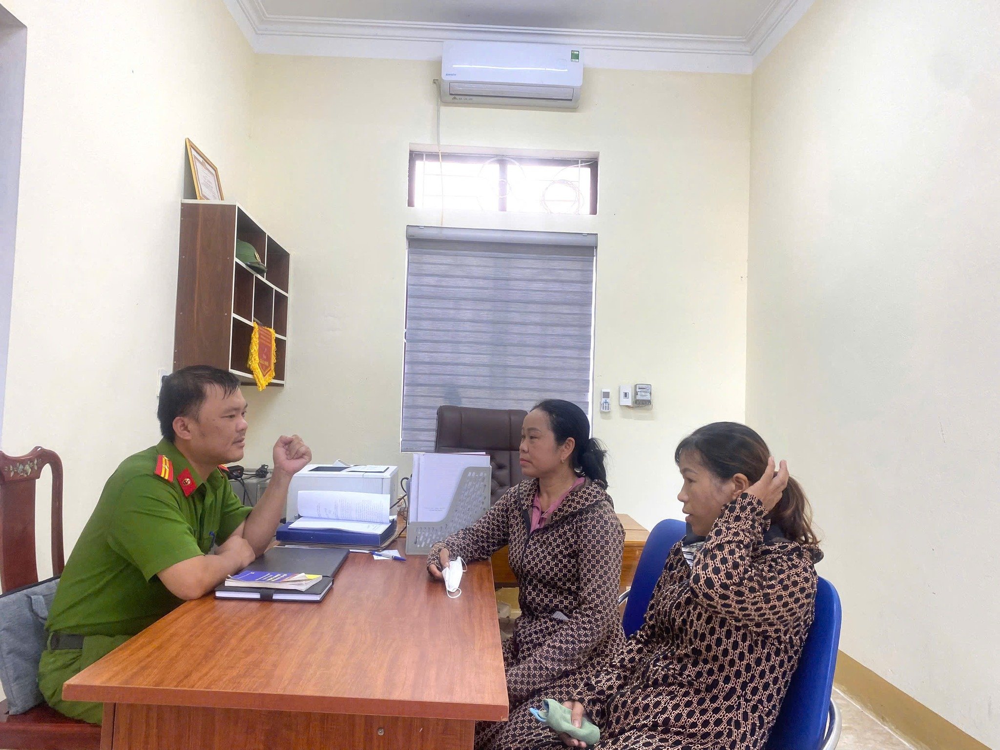 Hai người phụ nữ bằng tuổi, đi xe máy giống hệt nhau bị mời lên công an: Lý do hy hữu - Ảnh 2.