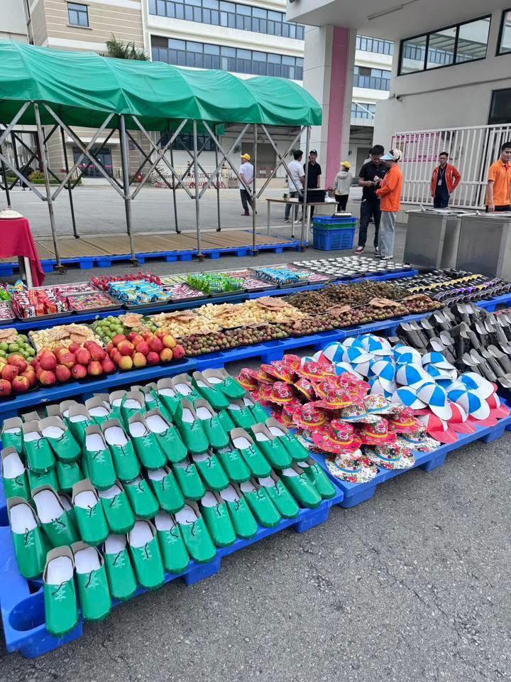 Cảnh tượng lạ tại cổng công ty ở Hải Phòng trong tháng "cô hồn" khiến ai đi ngang cũng ngỡ ngàng - Ảnh 2.