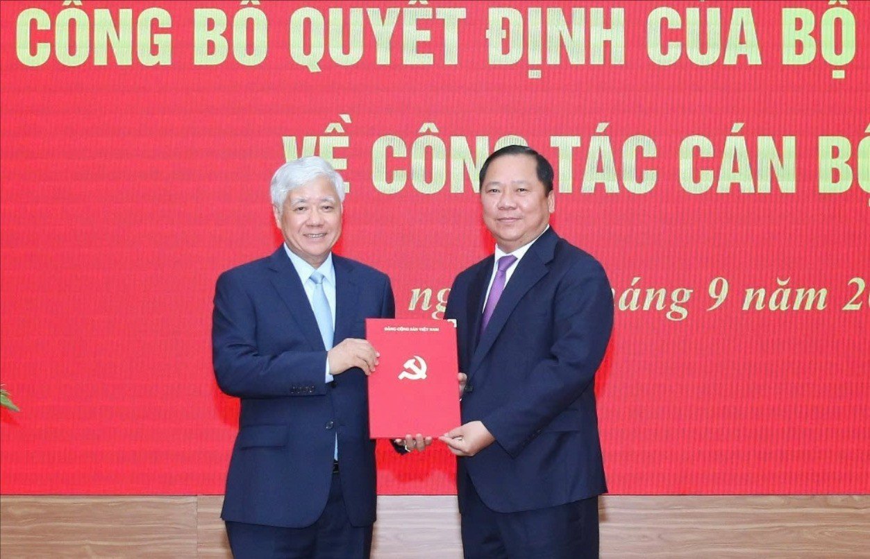 06-1757121095-cong-bo-quyet-dinh-cua-bo-chinh-tri-ve-cong-tac-can-bo.jpg