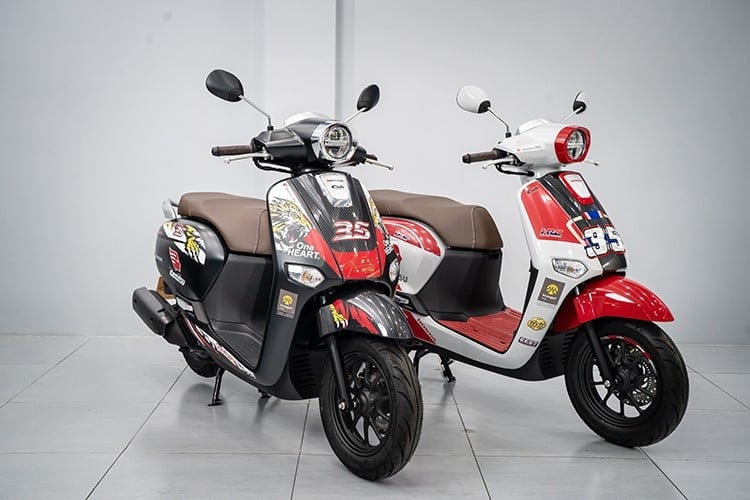 Honda Giorno+ Moto2 ThaiGP 2025 mới là mẫu xe tay ga đặc biệt được phát triển và sản xuất bởi chi nhánh Honda R&D Đông Nam Á đặt tại Thái Lan. Xe được mở bán tại quốc gia này từ tháng 10/2024 với số lượng giới hạn chỉ 35 chiếc trên toàn thế giới.