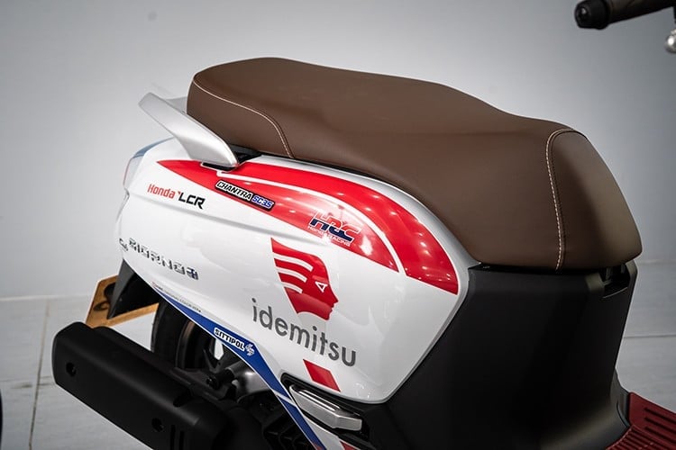 Điểm nhấn đặc biệt nhất trên chiếc Honda Giorno+ Moto2 ThaiGP chính là lớp ngoại thất đen nhám cùng bộ tem độc quyền lấy cảm hứng từ chiếc xe đua