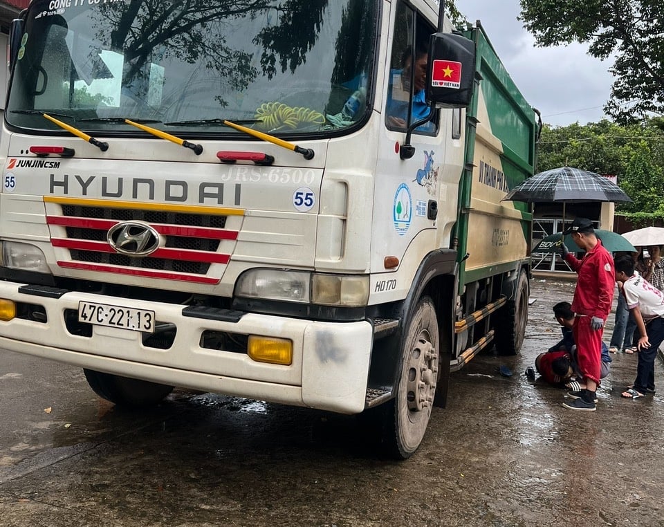 Xe thu gom rác tông chết học sinh lớp 6 trong trường học- Ảnh 1.