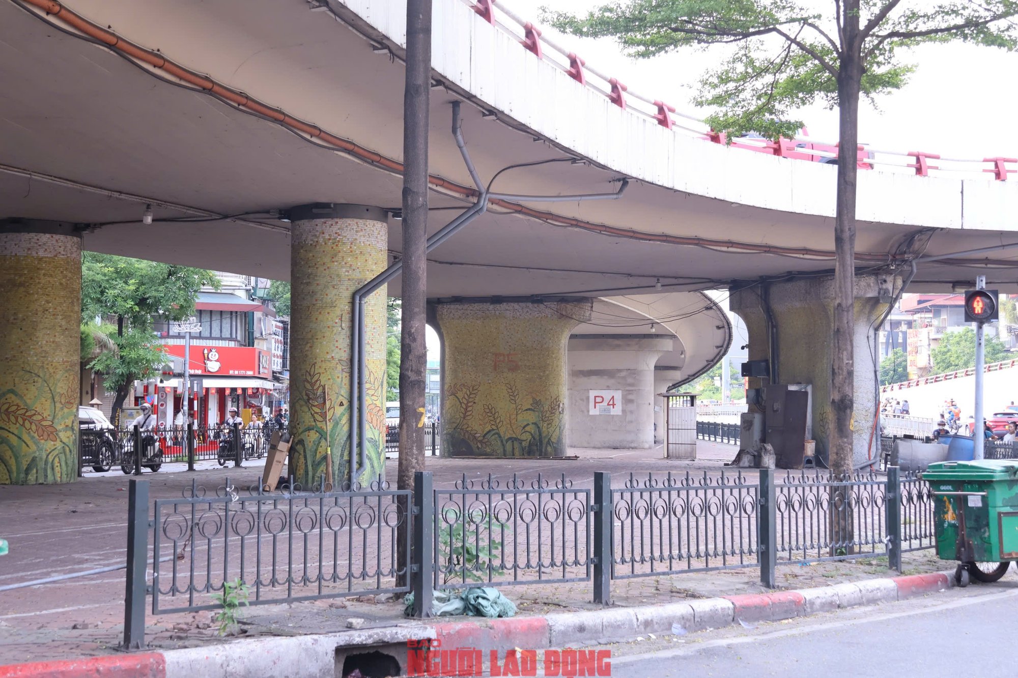 Các bãi giữ xe dưới gầm cầu cạn ở Hà Nội: Chỗ đóng cửa, chỗ vẫn nhận giữ xe- Ảnh 3.
