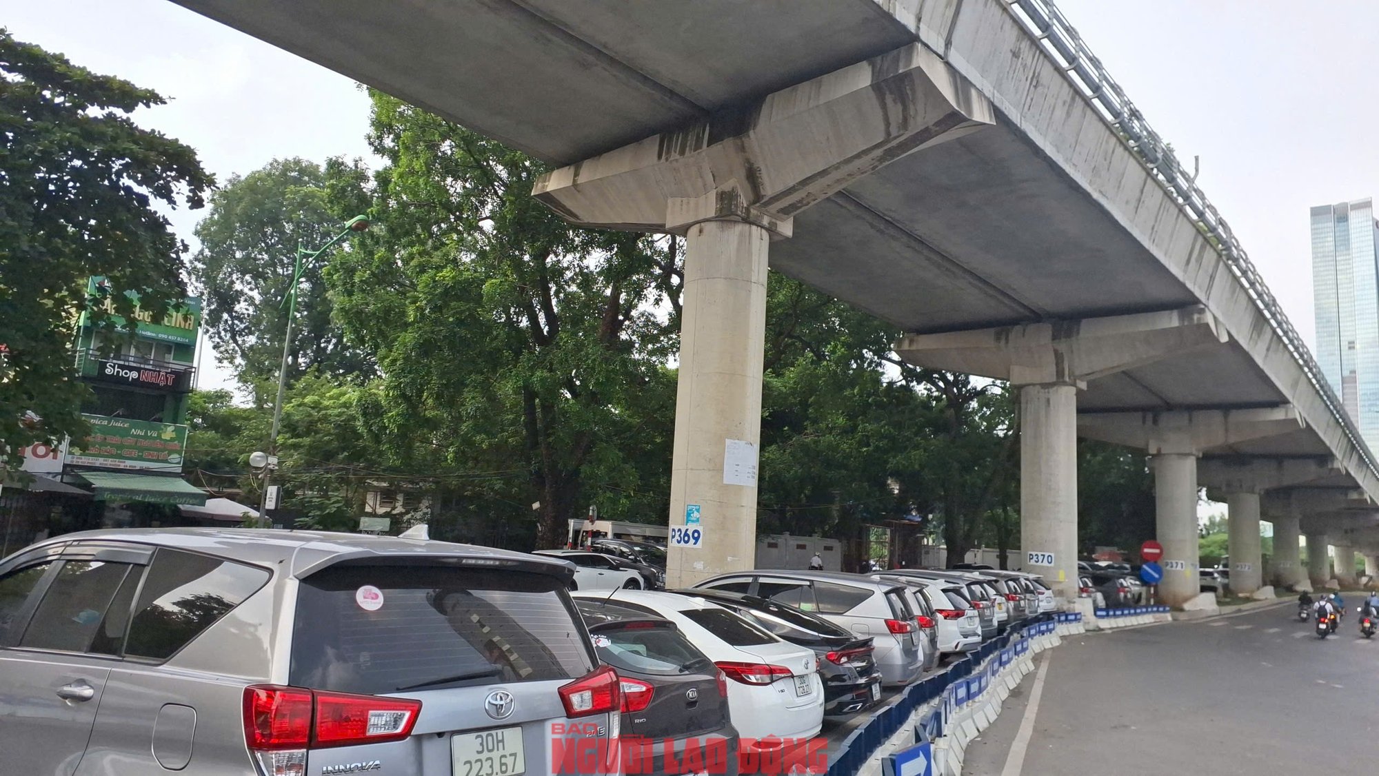 Các bãi giữ xe dưới gầm cầu cạn ở Hà Nội: Chỗ đóng cửa, chỗ vẫn nhận giữ xe- Ảnh 4.