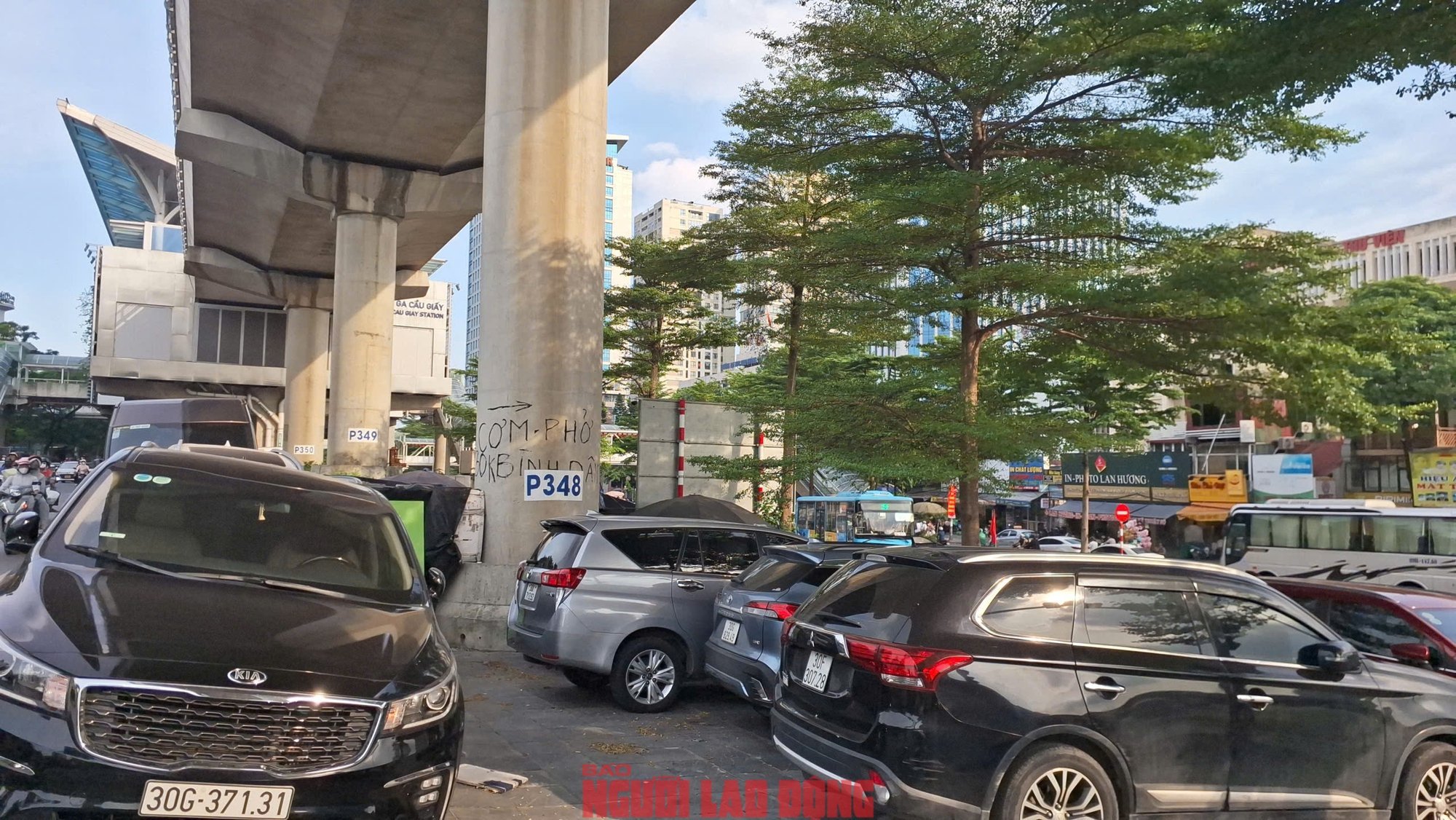 Các bãi giữ xe dưới gầm cầu cạn ở Hà Nội: Chỗ đóng cửa, chỗ vẫn nhận giữ xe- Ảnh 7.