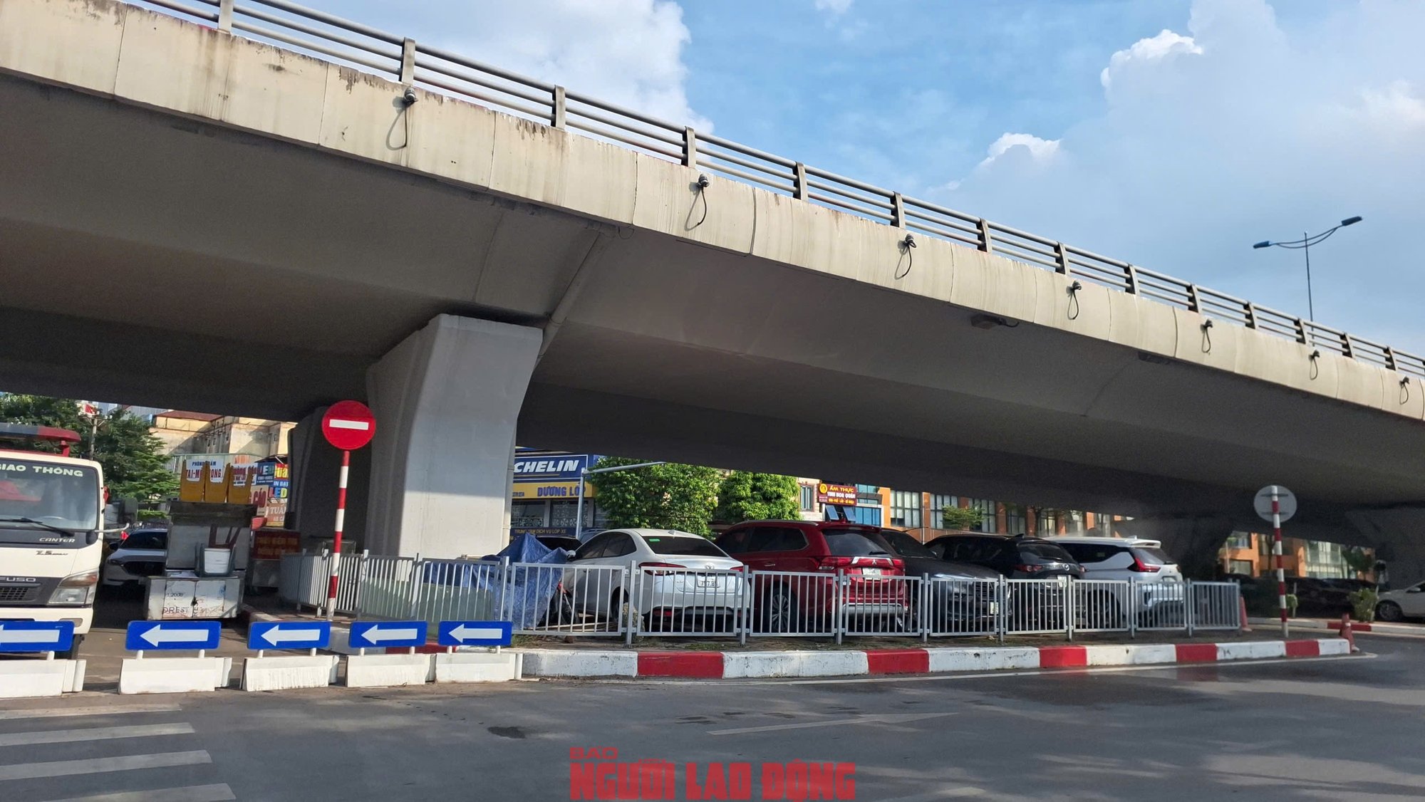 Các bãi giữ xe dưới gầm cầu cạn ở Hà Nội: Chỗ đóng cửa, chỗ vẫn nhận giữ xe- Ảnh 8.