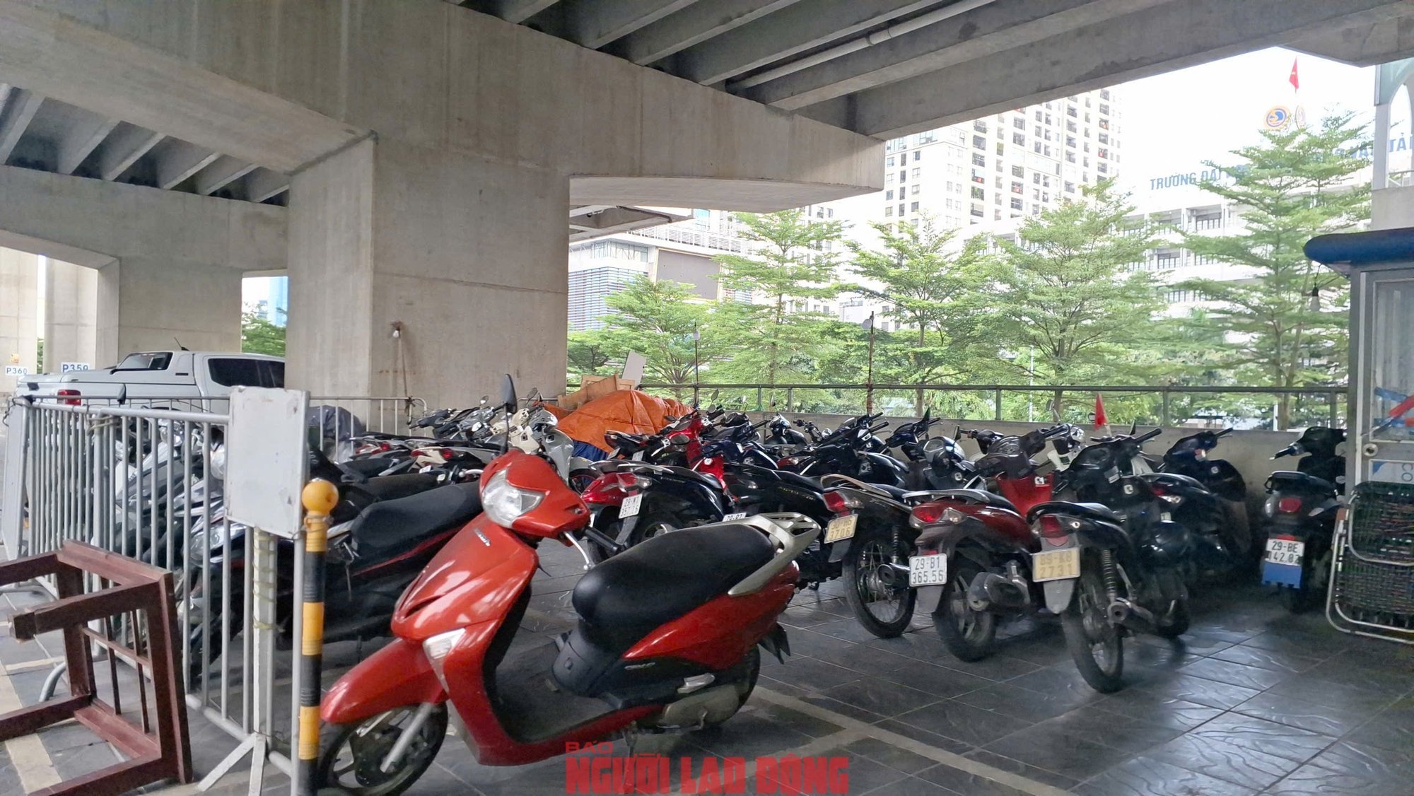 Các bãi giữ xe dưới gầm cầu cạn ở Hà Nội: Chỗ đóng cửa, chỗ vẫn nhận giữ xe- Ảnh 5.