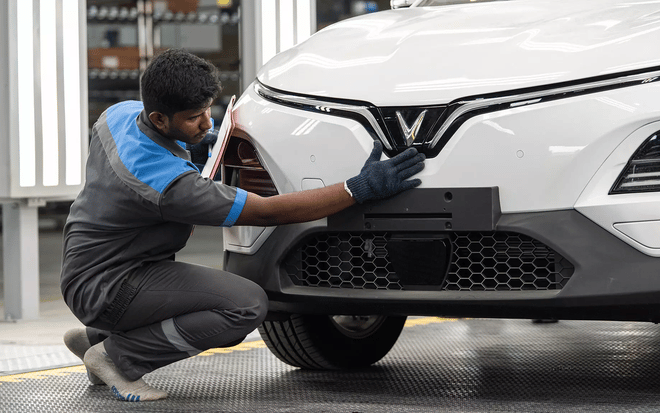Công nhân kiểm tra xe VinFast VF 6 tại nhà máy của hãng ở Ấn Độ. Nguồn: Evo India