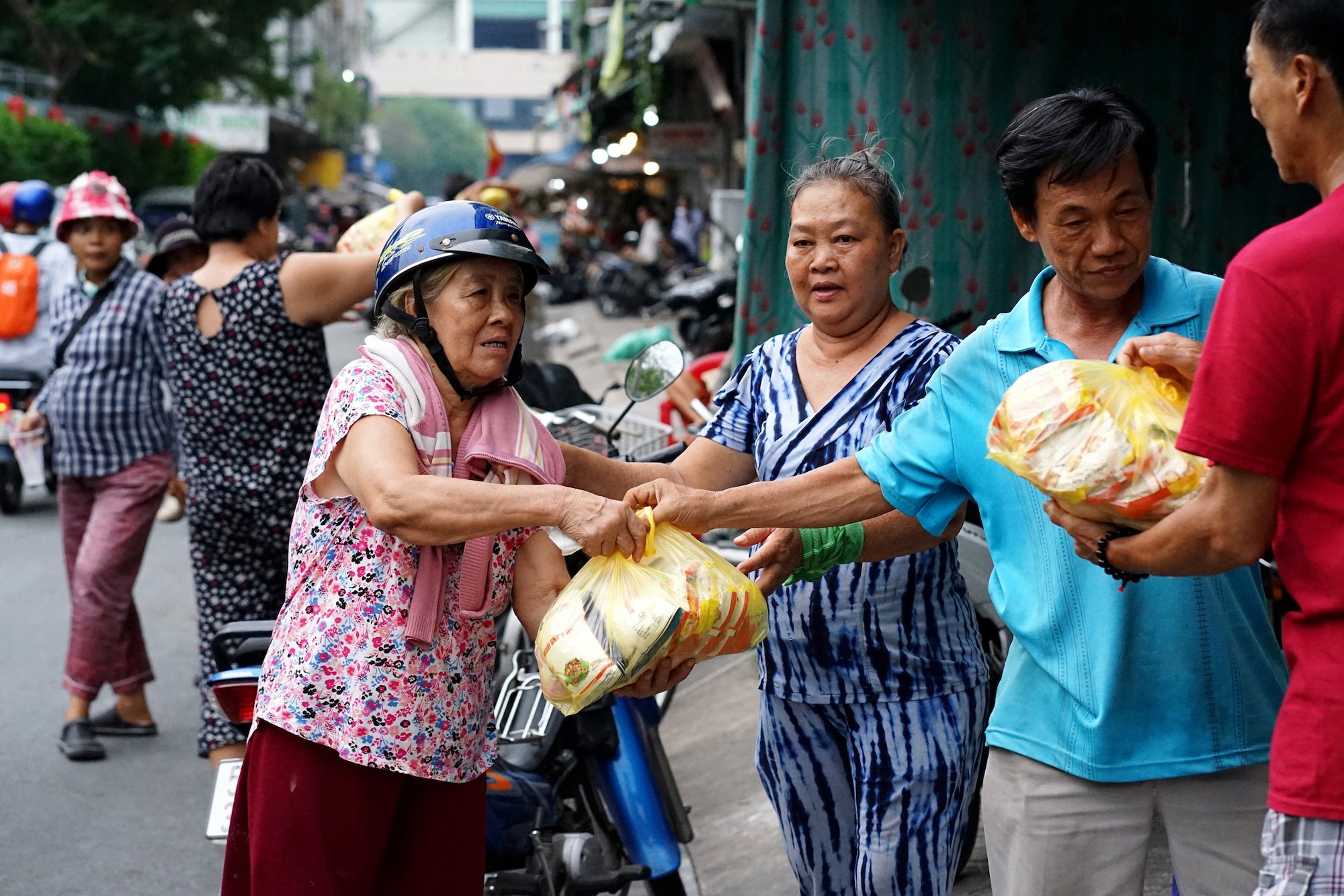 Cảnh tượng khó tin khi hàng trăm thanh niên vác vợt, gậy.... ùa ra giữa đường ở Chợ Lớn- Ảnh 10.