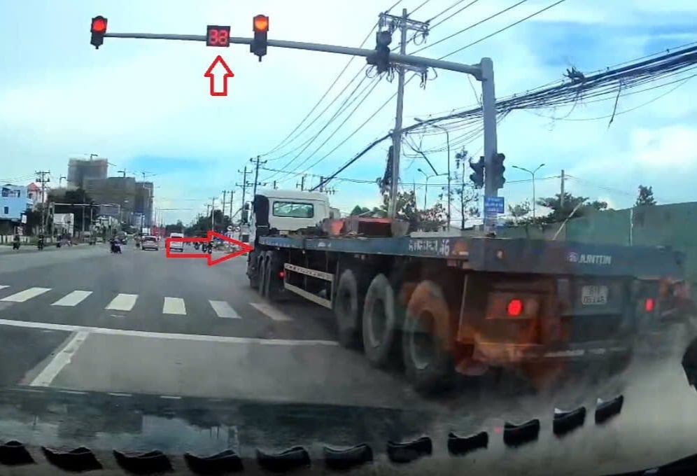 Clip ghi khoảnh khắc thót tim khiến tài xế có thể bị xử phạt hàng chục triệu đồng- Ảnh 1.