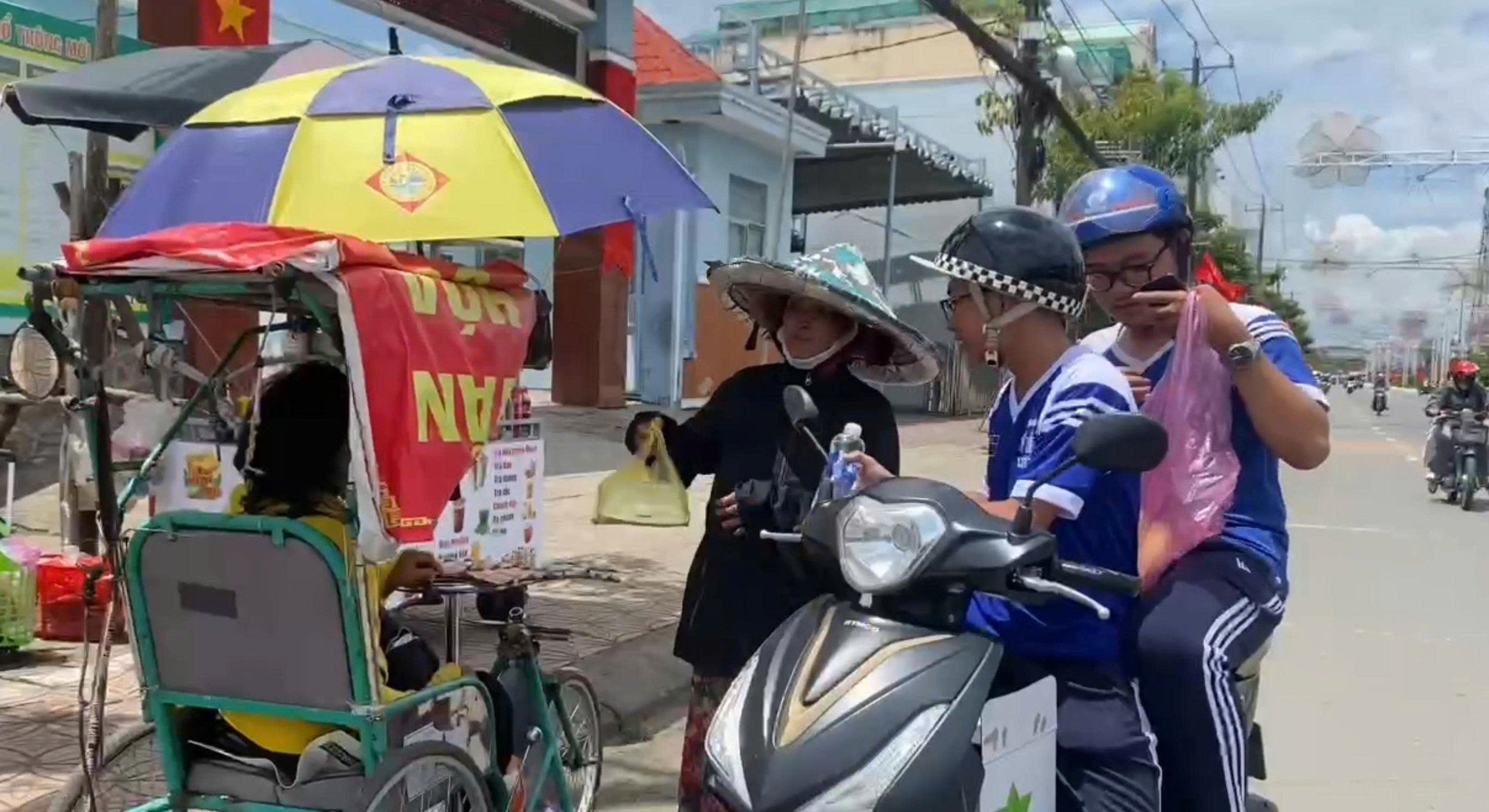 Video 16 giây gây bất ngờ về cách tiêu tiền của học sinh- Ảnh 4.