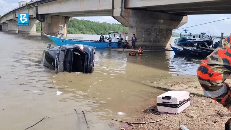 Đưa con đi chơi bằng ô tô rồi đỗ xe ở bờ sông, bố ra ngoài hút thuốc, ít phút sau thì xảy ra thảm kịch- Ảnh 1.