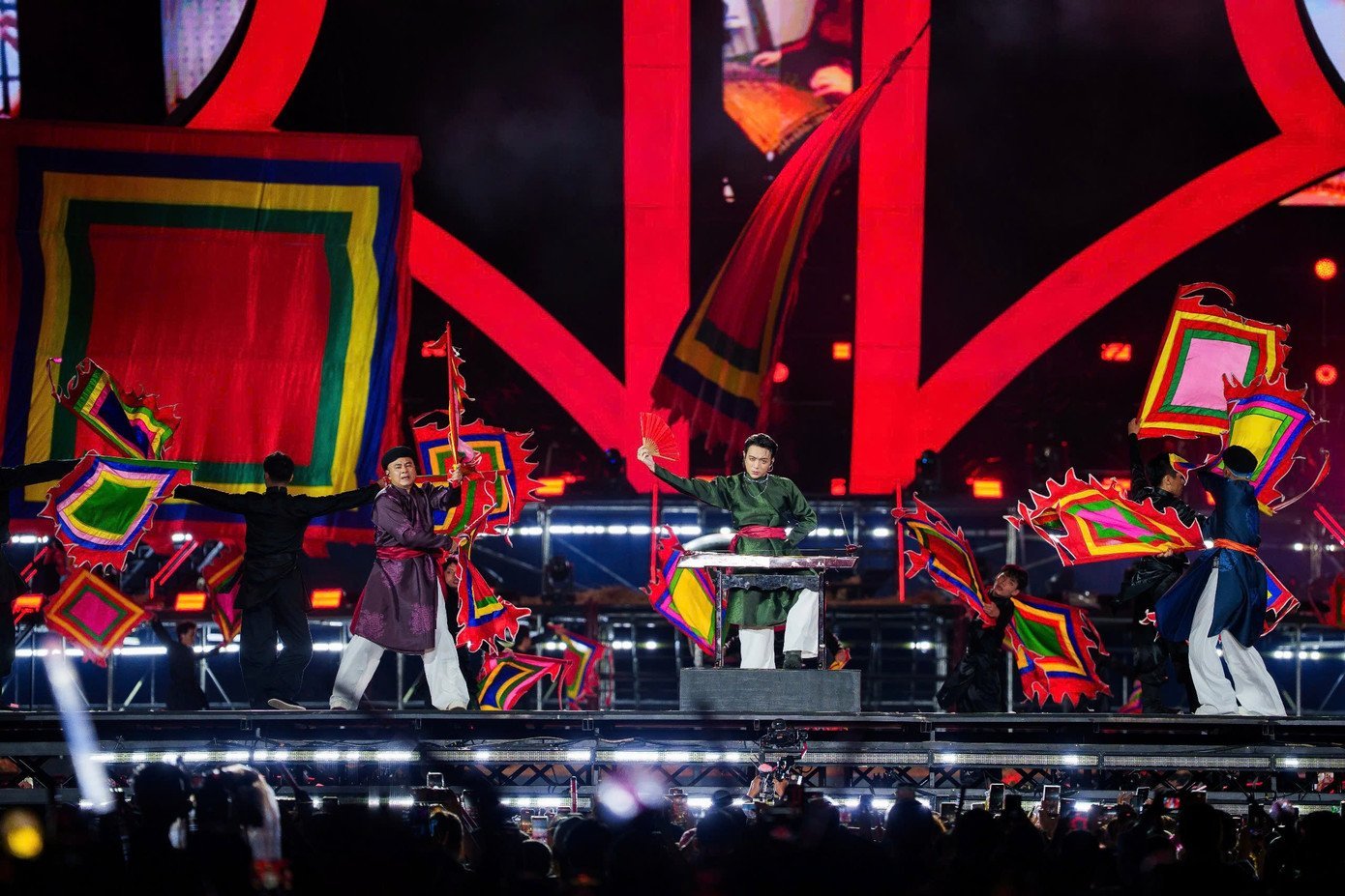 Chuỗi concert Anh Trai Vượt Ngàn Chông Gai khép lại trong nước mắt- Ảnh 27.