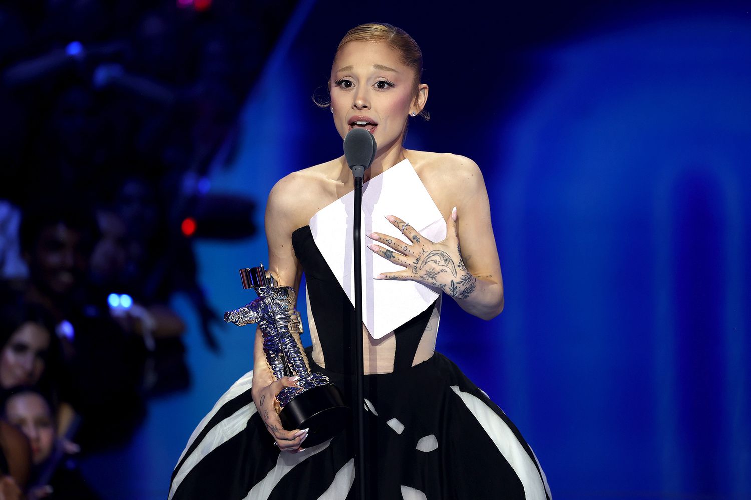 VMAs 2025: Rosé - Lisa (BLACKPINK) nắm tay nhau làm nên lịch sử, Taylor Swift “trắng tay”- Ảnh 4.