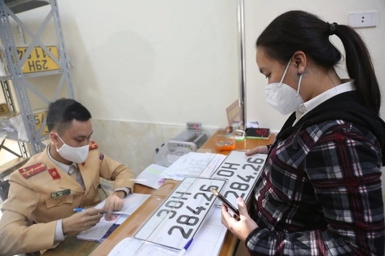 chinh phu quyet dinh giam 30 le phi dang ky xe, nguoi mung, nguoi tiec hinh anh 1