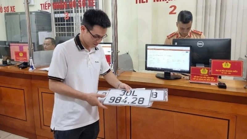 chinh phu quyet dinh giam 30 le phi dang ky xe, nguoi mung, nguoi tiec hinh anh 2