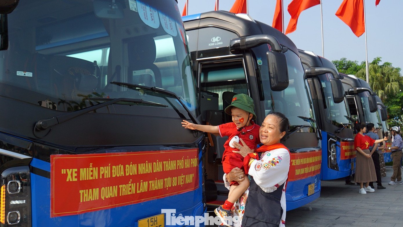 Người Hải Phòng thích thú lên chuyến xe 0 đồng xem triển lãm Quốc gia- Ảnh 3.