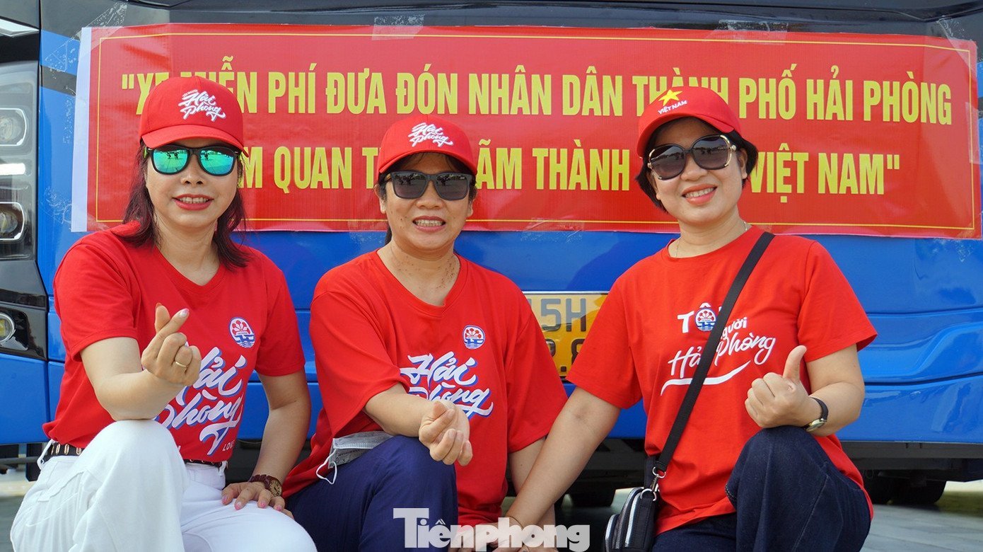 Người Hải Phòng thích thú lên chuyến xe 0 đồng xem triển lãm Quốc gia- Ảnh 7.