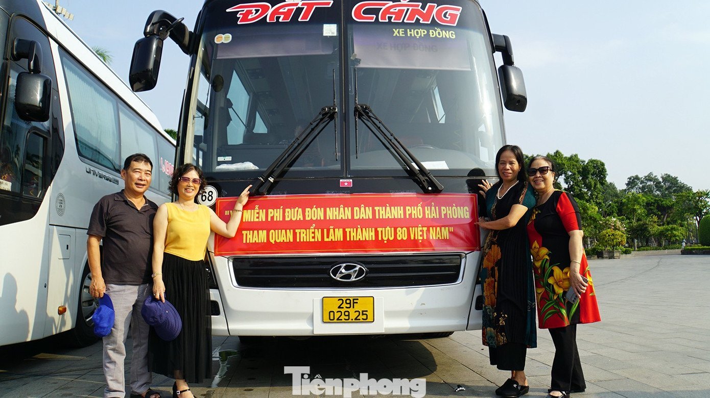 Người Hải Phòng thích thú lên chuyến xe 0 đồng xem triển lãm Quốc gia- Ảnh 8.