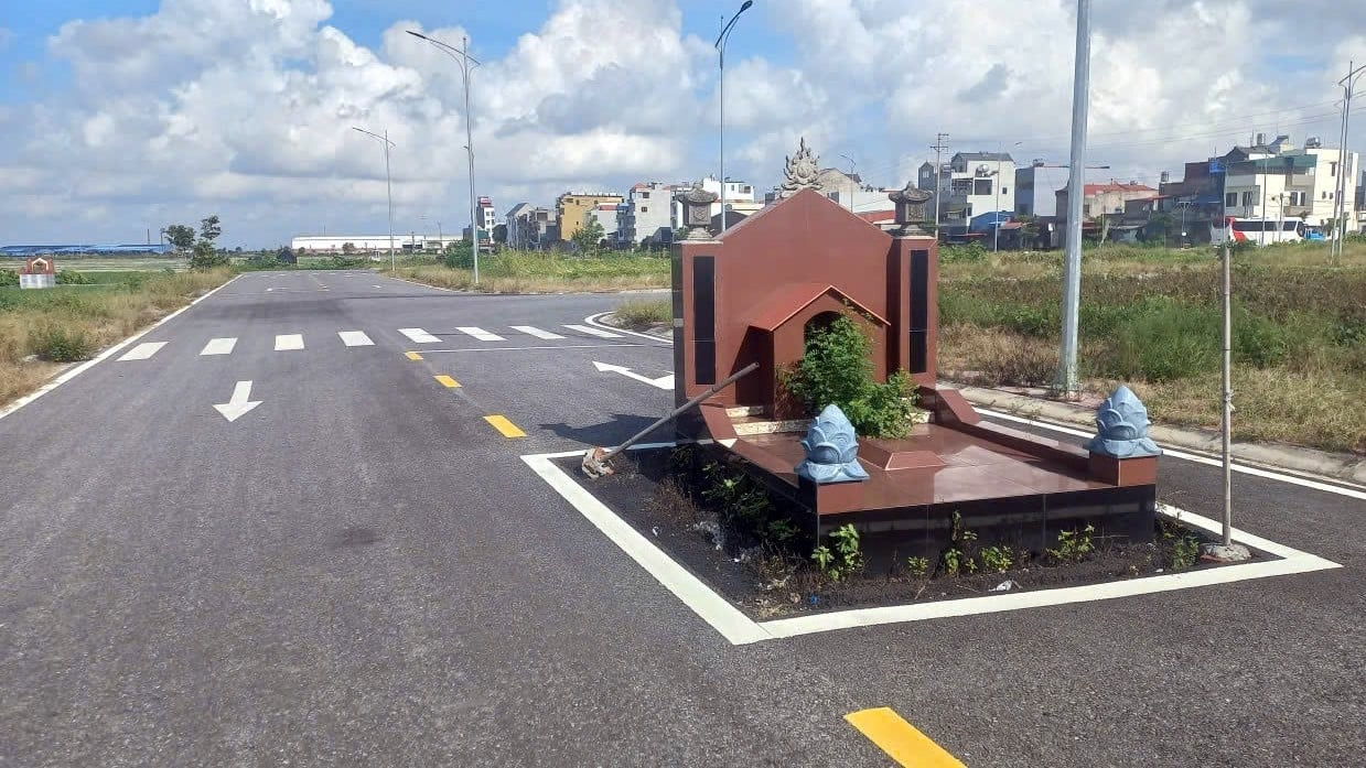 Vụ ngôi mộ nằm giữa đường lớn ở Hải Phòng: Trưởng dòng họ nói lý do - Ảnh 1.