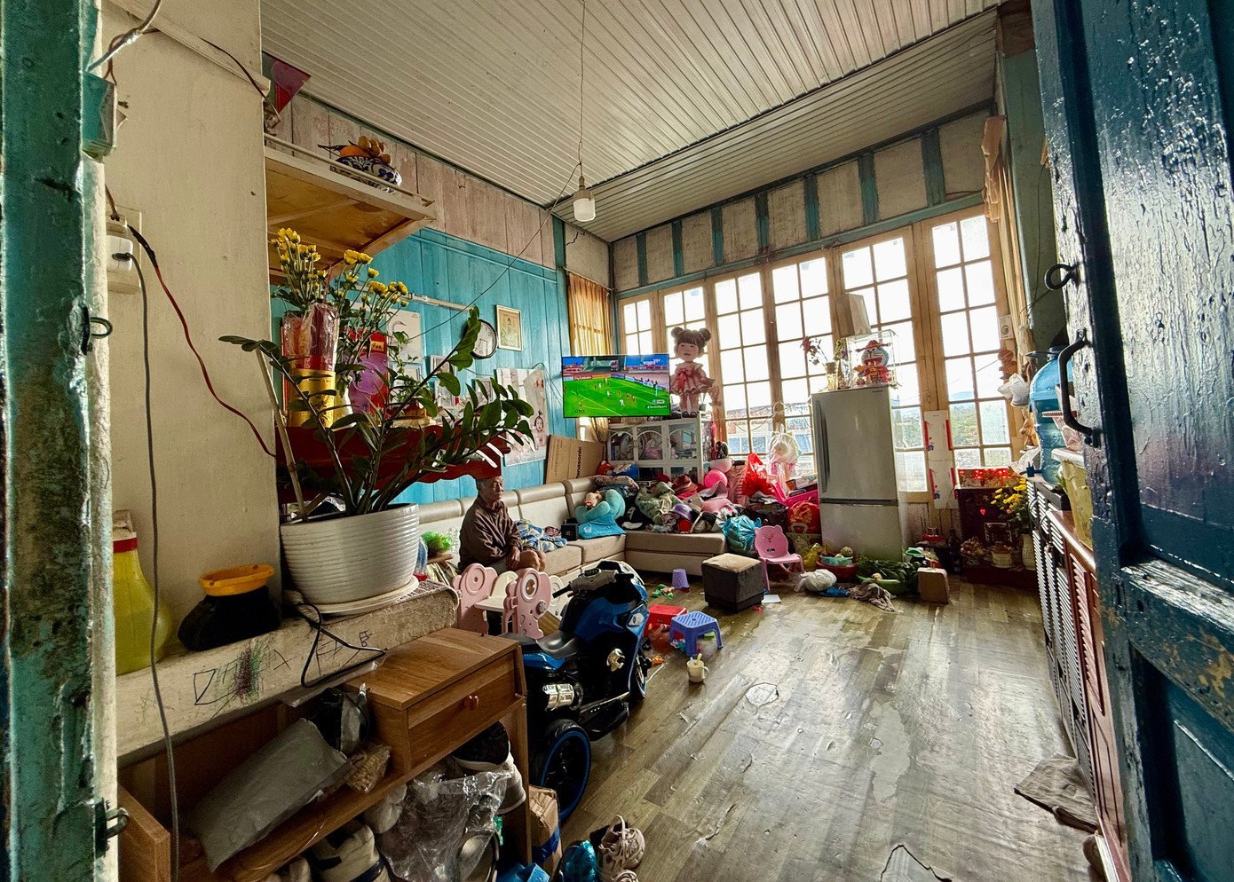 Bên trong biệt thự xuống cấp, người dân nín thở chờ phép sửa- Ảnh 13.
