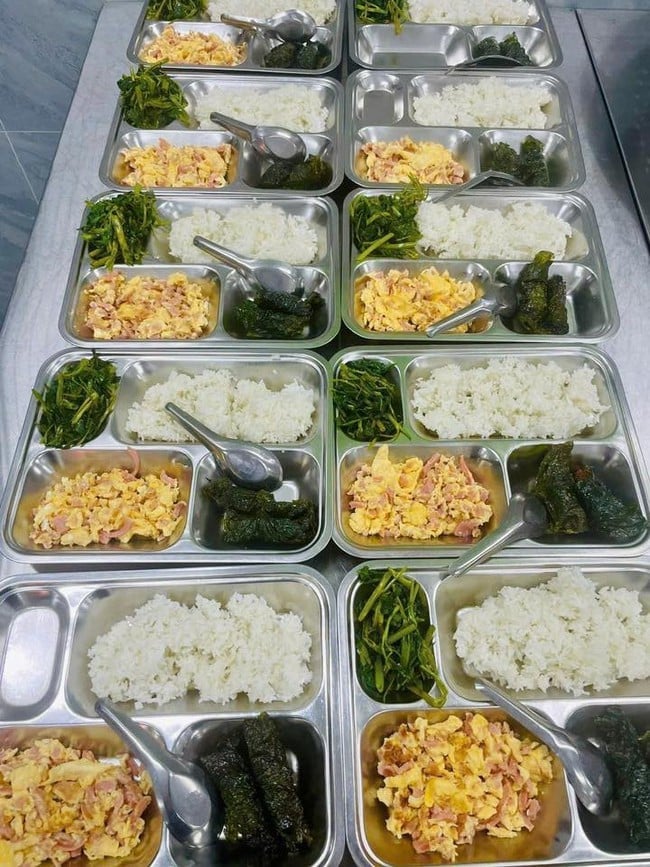 Phụ huynh Hà Nội rần rần khoe bữa ăn bán trú 10 NGHÌN ĐỒNG của con khiến ai nấy “lác mắt”: Chỉ mong con mình cũng được như thế! - Ảnh 1.