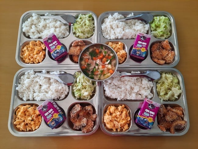 Phụ huynh Hà Nội rần rần khoe bữa ăn bán trú 10 NGHÌN ĐỒNG của con khiến ai nấy “lác mắt”: Chỉ mong con mình cũng được như thế! - Ảnh 2.