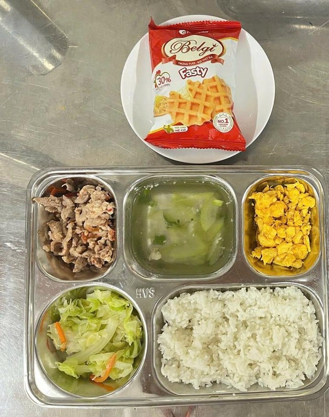 Phụ huynh Hà Nội rần rần khoe bữa ăn bán trú 10 NGHÌN ĐỒNG của con khiến ai nấy “lác mắt”: Chỉ mong con mình cũng được như thế! - Ảnh 3.