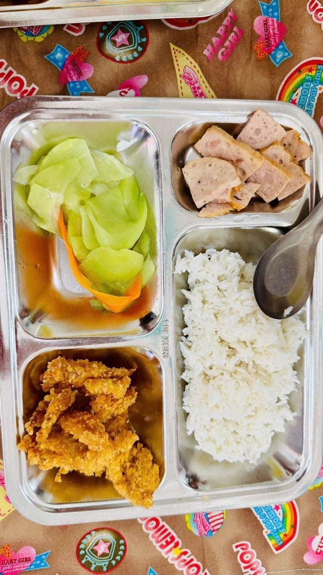 Phụ huynh Hà Nội rần rần khoe bữa ăn bán trú 10 NGHÌN ĐỒNG của con khiến ai nấy “lác mắt”: Chỉ mong con mình cũng được như thế! - Ảnh 6.