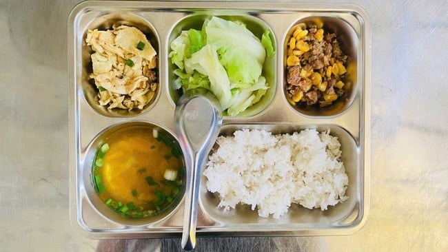 Phụ huynh Hà Nội rần rần khoe bữa ăn bán trú 10 NGHÌN ĐỒNG của con khiến ai nấy “lác mắt”: Chỉ mong con mình cũng được như thế! - Ảnh 7.