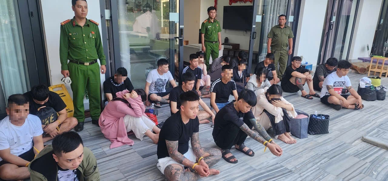 Hàng chục nam thanh nữ tú ở Đà Nẵng