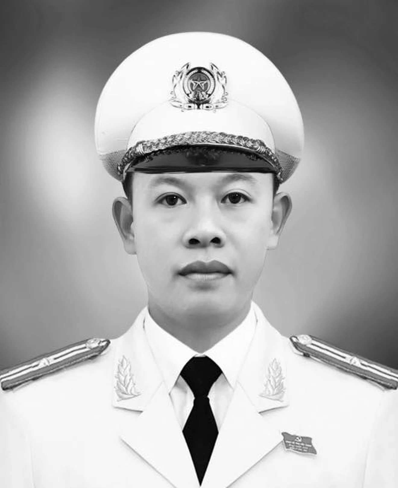 Bộ trưởng Bộ Công an thăng cấp hàm trung tá cho cán bộ hy sinh khi làm nhiệm vụ - Ảnh 1.