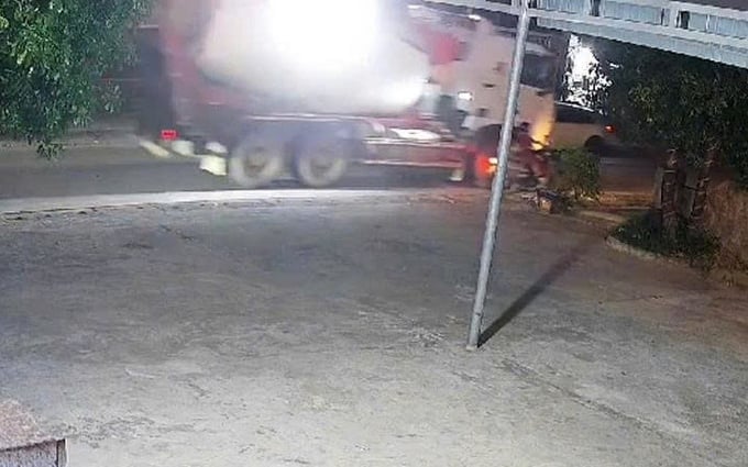 Xe bồn va chạm xe máy, bé gái 8 tuổi tử vong thương tâm - Ảnh 1.
