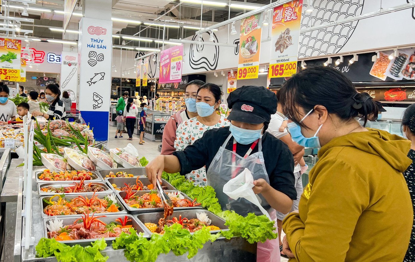 2 Người tiêu dùng hào hứng mua sắm các mặt hàng tươi sống tại Đại siêu thị GO!.jpg