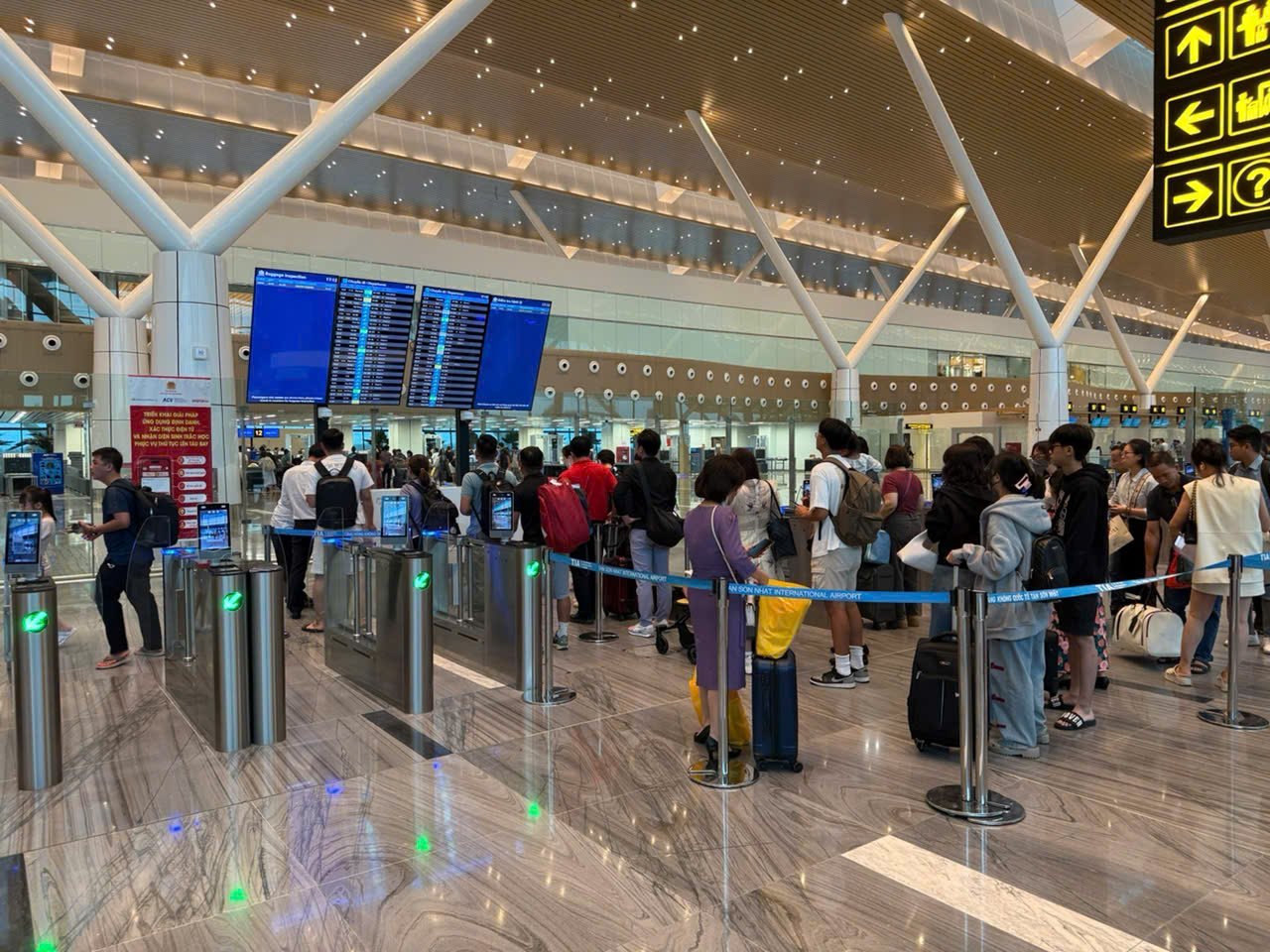 Hàng triệu vé máy bay Tết mở bán sớm trước 5 tháng, khách vẫn ngóng giá rẻ- Ảnh 2.