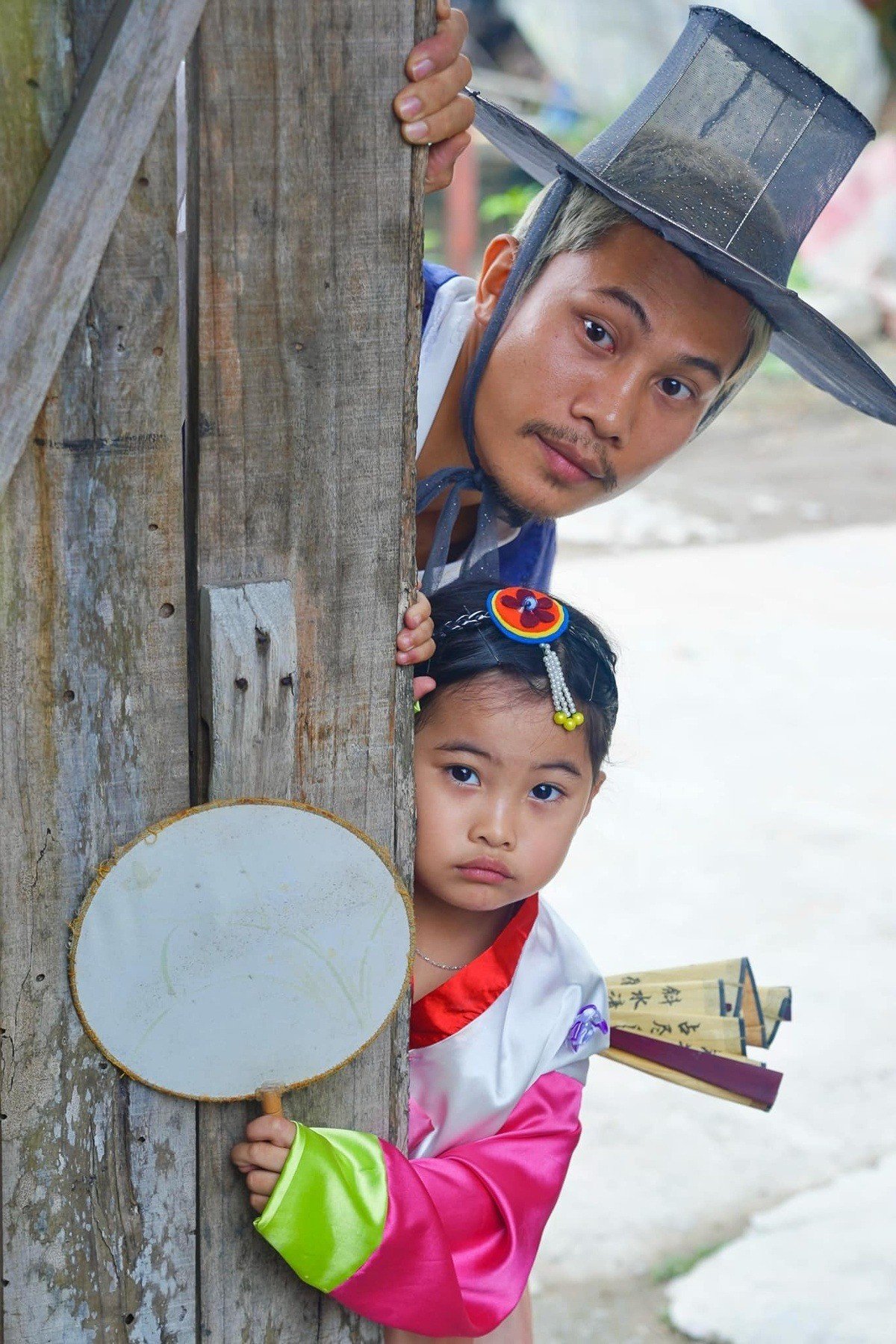 Diện trang phục Hanbok, gia đình diễn viên Phương Nam dạo bước ở khu làng cổ và lưu giữ những khoảnh khắc đáng nhớ.