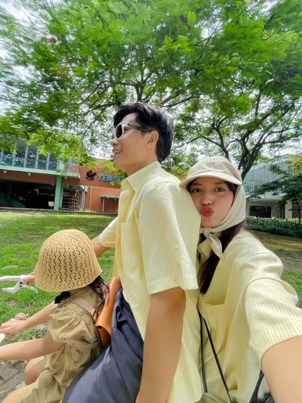 Vào ngày Quốc tế Thiếu nhi, nam diễn viên cùng dành thời gian đi dã ngoại, đạp xe cùng gia đình. Hai vợ chồng Phương Nam diện đồ đôi, cùng tone màu với trang phục của con gái nhỏ.