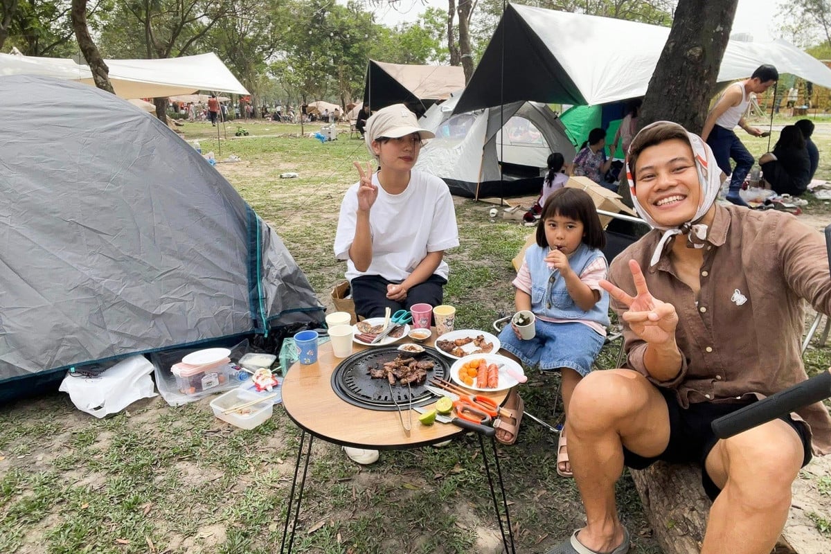 Dù bận rộn với lịch diễn tập dày đặc, diễn viên Phương Nam vẫn dành thời gian đưa gia đình đi du lịch khiến nhiều người ngưỡng mộ. Có khi, chuyến đi chỉ đơn giản là ra ngoại ô Hà Nội cắm trại, nướng thịt và tận hưởng khoảnh khắc sum vầy.