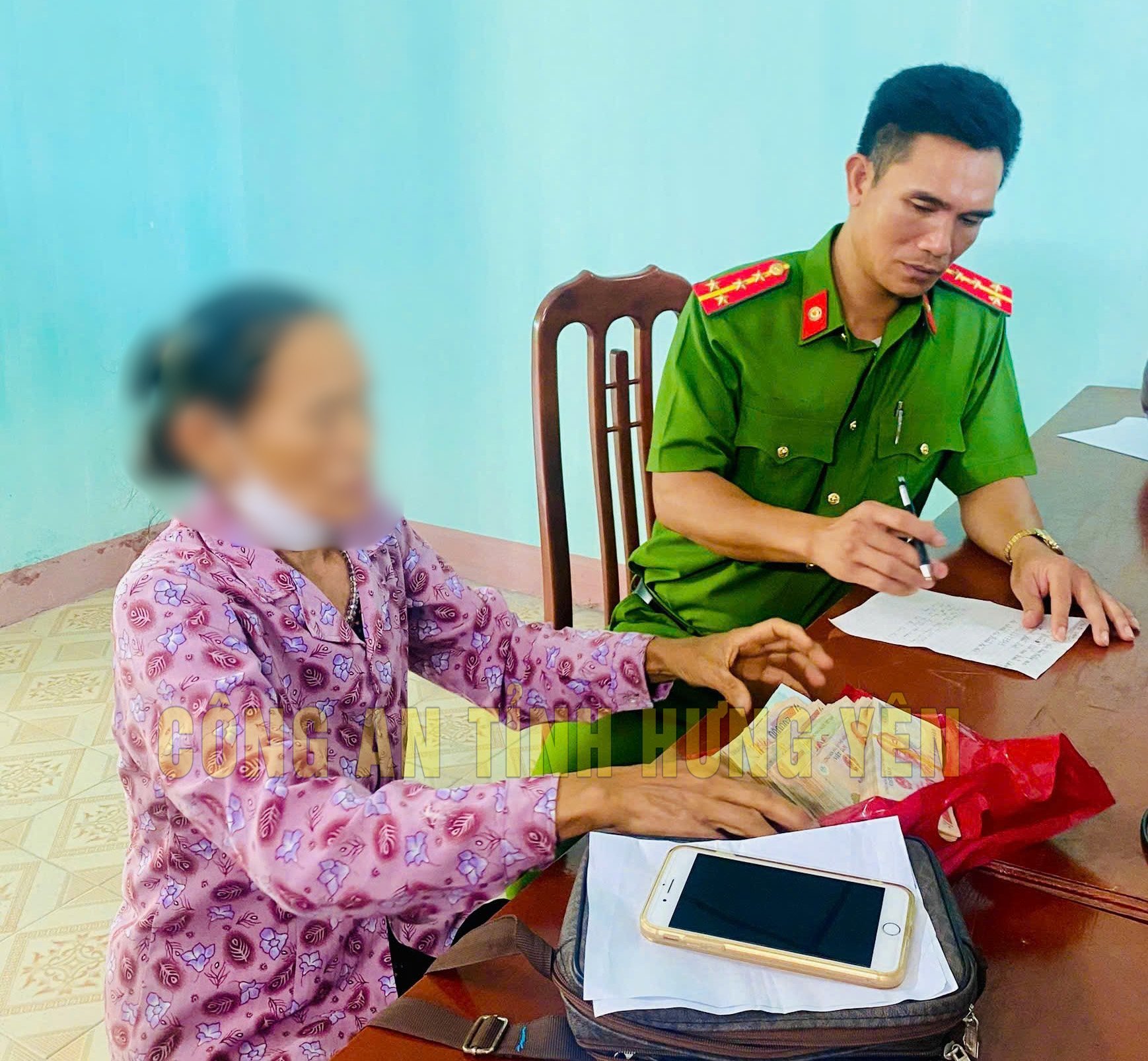 Cụ bà 72 tuổi mang 120 triệu đồng đến công an xã nhờ chuyển cho