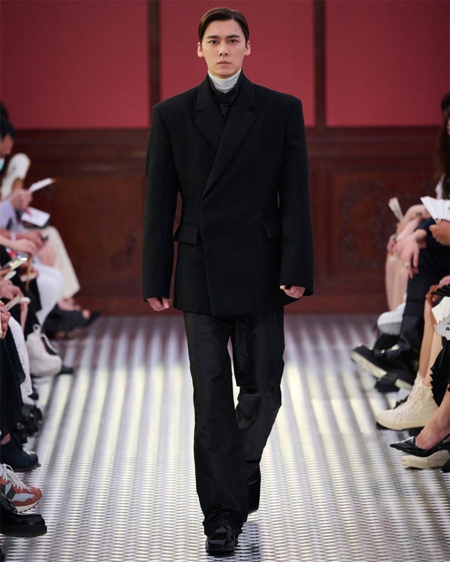 2 đại sứ ngoại tình với nhau, Prada chắc “sống khỏe” nhờ phí bồi thường hợp đồng- Ảnh 17.