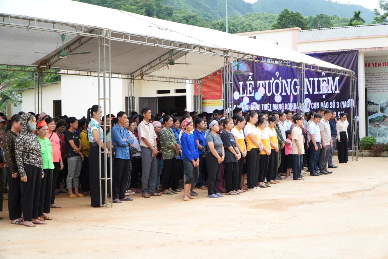 Xúc động lễ tưởng niệm một năm ngày mất của 67 nạn nhân Làng Nủ- Ảnh 1.