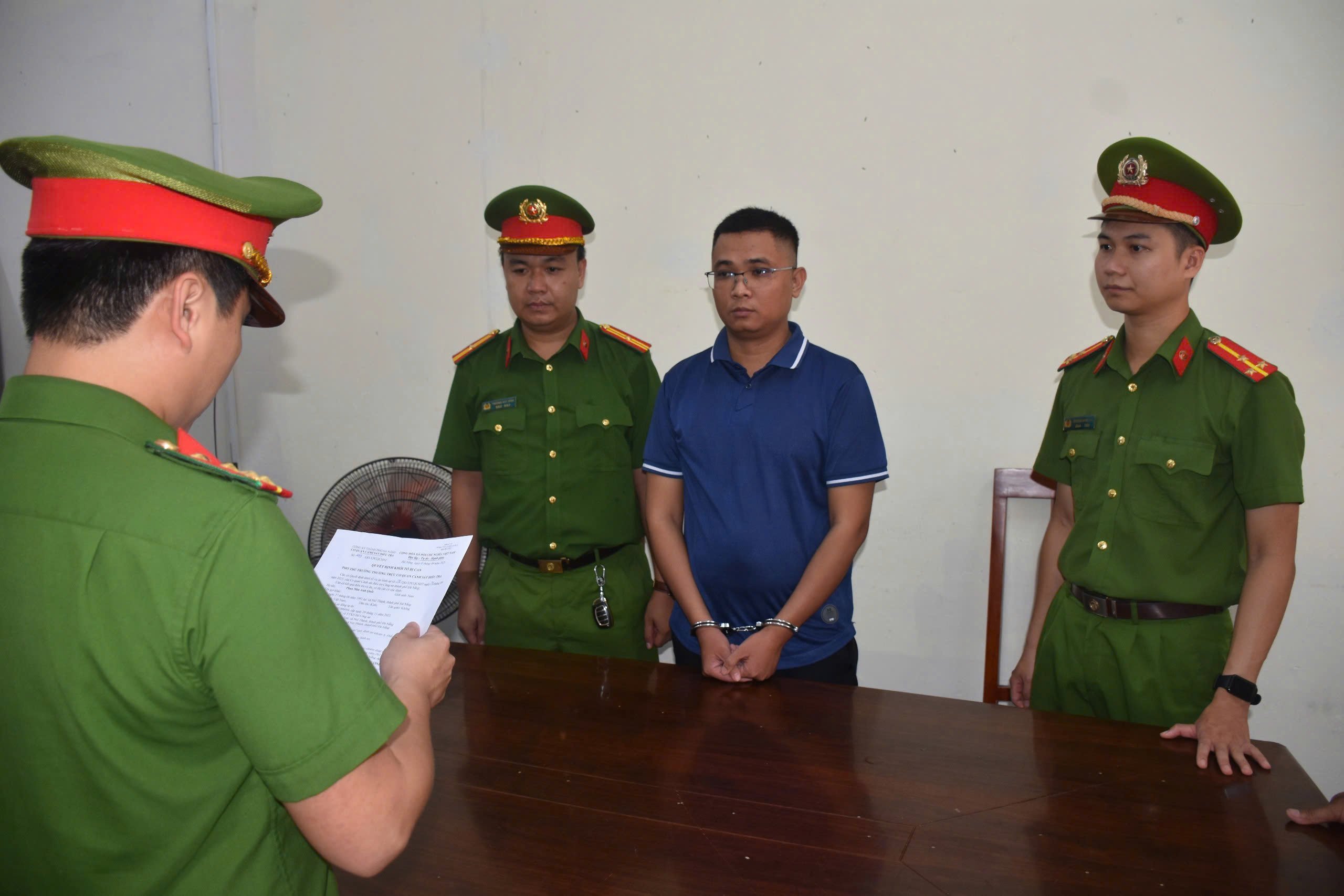 Bắt cựu nhân viên ngân hàng ở Đà Nẵng- Ảnh 1.